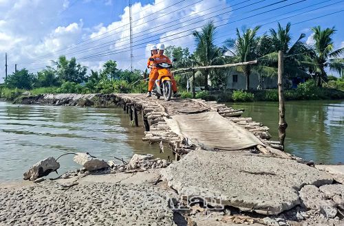 Cán bộ Điện lực Năm Căn đến từng khu dân cư tuyên truyền, vận động người dân thanh toán tiền điện không dùng tiền mặt.