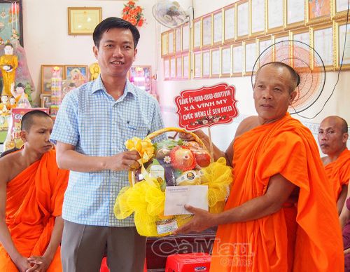  Đại diện lãnh đạo xã Vĩnh Mỹ trao quà của Đảng uỷ, HĐND, UBND và Uỷ ban MTTQ xã tặng chùa Đìa Chuối.