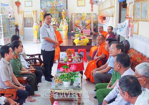 Đồng chí Hồ Trung Việt, Trưởng ban Tuyên giáo Tỉnh uỷ, chúc các vị sư sãi, Ban Quản trị chùa Đìa Chuối và đồng bào Khmer đón lễ Sene Dolta vui tươi, an lành.