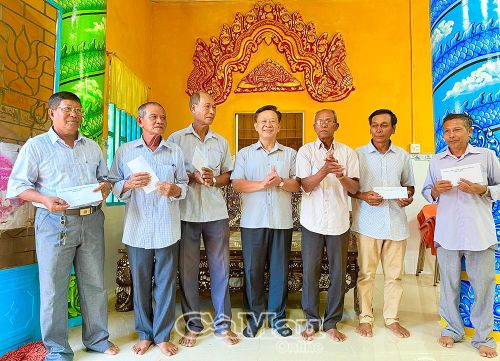 Đồng chí Hồ Trung Việt trao quà cho người có uy tín trong đồng bào dân tộc thiểu số tại chùa Khmer Phường 7.