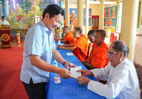 Phó Giám đốc Sở Dân tộc và Tôn giáo Nguyễn Văn Đảm trao quà đến Ban Hoằng pháp chùa Rạch Giồng nhân dịp lễ Sene Dolta.
