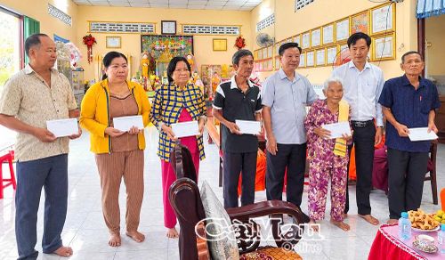 Trưởng ban Tuyên giáo Tỉnh uỷ Hồ Trung Việt trao quà mừng lễ Sene Dolta đến các gia đình chính sách tại chùa Đìa Chuối.