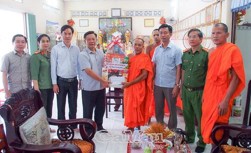 Đoàn công tác trao quà của tỉnh tặng chùa Đìa Chuối.