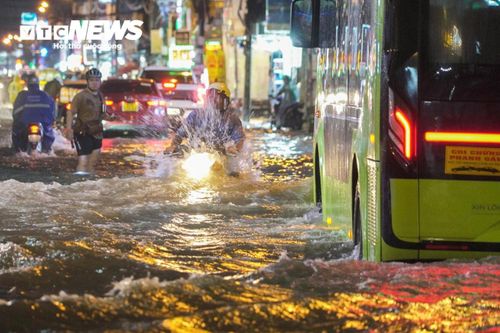 Mưa lớn những ngày cuối tháng 9, đầu tháng 10 khiến nhiều khu vực tại TP.HCM ngập chưa từng có.