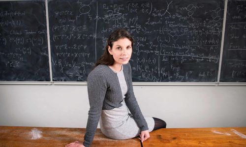 Nhà vật lý lý thuyết Claudia de Rham chuyên nghiên cứu lực hấp dẫn, vũ trụ học và vật lý hạt tại Imperial College London (Anh). Ảnh: Guardian.