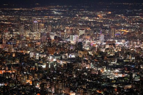 Sapporo về đêm. Ảnh: New York Times.