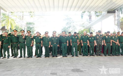 Các cựu chiến binh tưởng niệm đồng đội đã ngã xuống.