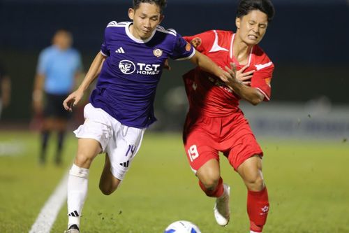 Hà Nội FC (trái) khởi đầu chệch choạc ở mùa giải mới.