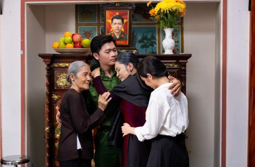 Hình ảnh trong MV "Dưới cờ Tổ quốc anh về"