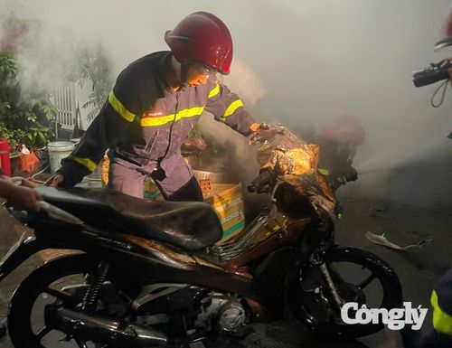 Cảnh sát đưa xe máy và các vật dụng ra ngoài.