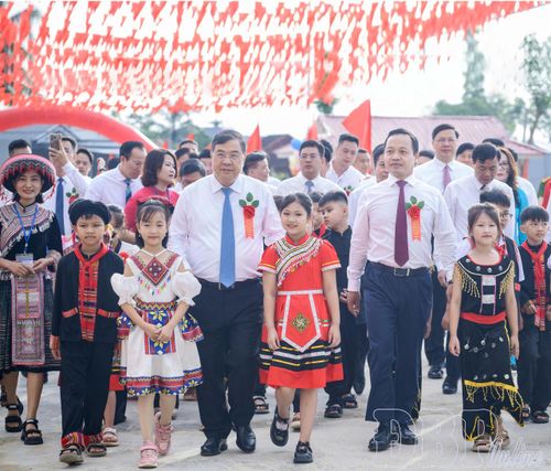Đồng chí Phạm Gia Túc, Ủy viên Bộ Chính trị, Phó Thủ tướng Thường trực Chính phủ và đồng chí Trần Tiến Dũng, Ủy viên Ban Chấp hành Trung ương Đảng, Bí thư Tỉnh ủy, Trưởng đoàn Đại biểu Quốc hội tỉnh tại Lễ khai giảng năm học 2026 - 2027 và khánh thành Trường PTNT Tiểu học và THCS Thanh Nưa. Ảnh: An Chi
