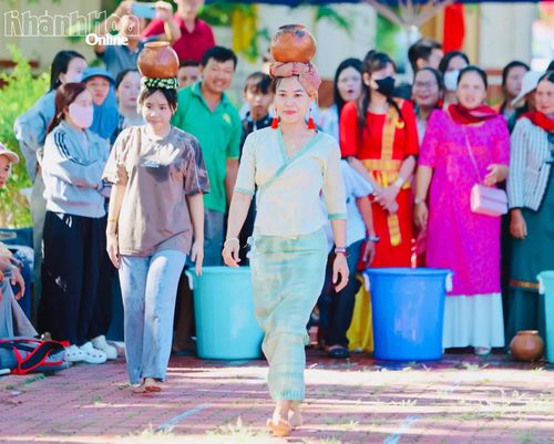 Cô gái Chăm thi đội lu nước.