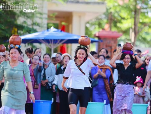 Nhiều du khách cũng thử tài trong phần thi đội lu nước.