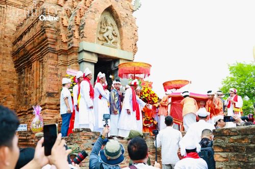 Nghi lễ rước y trang là nét văn hóa độc đáo trong Lễ hội Katê của đồng bào Chăm theo đạo Bàlamôn.