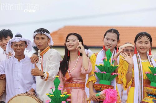Thanh niên dân tộc Chăm đi dự Lễ hội Katê ở thôn Hữu Đức, xã Phước Hữu.