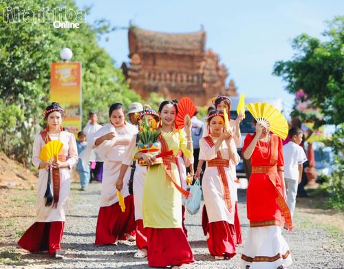 Các thiếu nữ duyên dáng trong trang phục truyền thống trong ngày hội Katê.