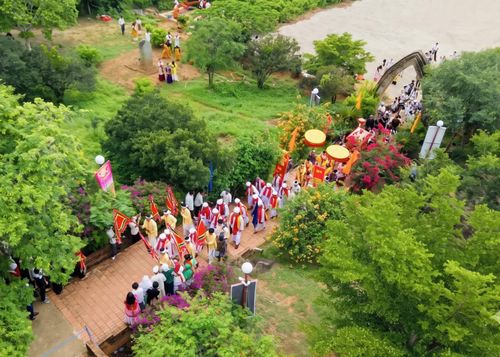 Đoàn rước y trang vào tháp Pô Klong Garai.