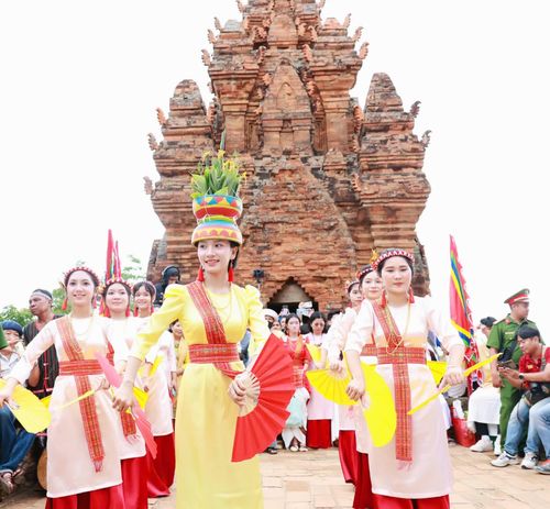 Các thiếu nữ duyên dáng trong điệu múa truyền thống của dân tộc Chăm.