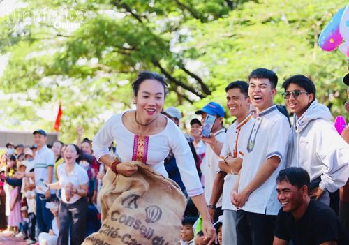 Vui hội Katê còn có các trò chơi dân gian như nhảy bao bố.