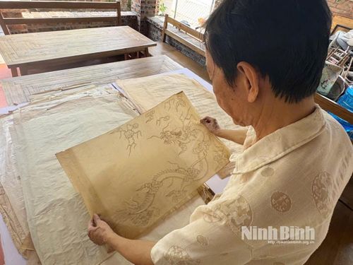 Nghệ nhân Vũ Thanh Luân hiện còn lưu giữ khoảng trên 100 mẫu thêu trên giấy nến từ thời Pháp thuộc, do các thế hệ cha, ông truyền lại.