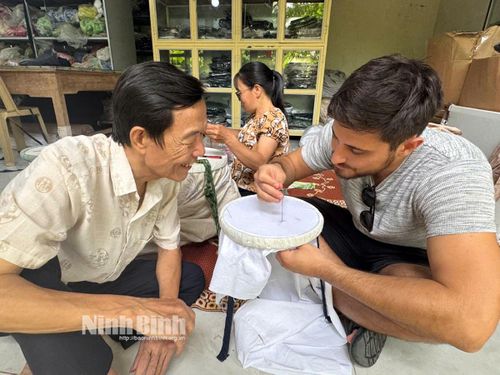 Anh Theodoros Papadopoulos, du khách người Hy Lạp lần đầu trải nghiệm công việc thêu.