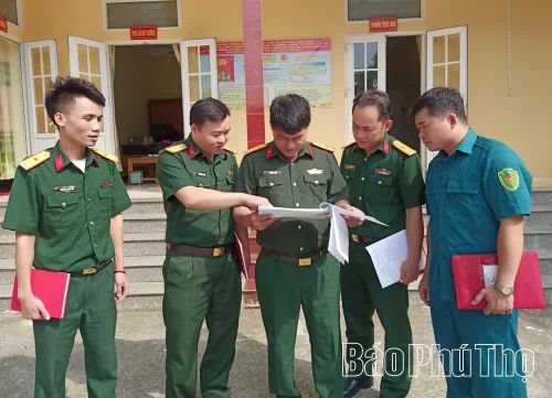 Cán bộ Ban Chỉ huy Quân sự xã Nật Sơn trao đổi, triển khai các giải pháp nâng cao chất lượng công tác tuyển chọn, gọi công dân nhập ngũ năm 2027.