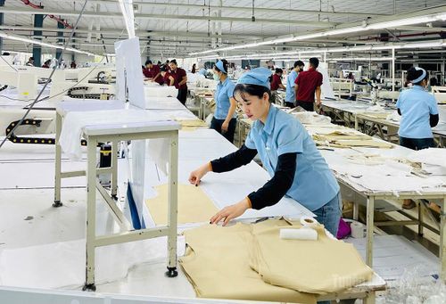 Công nhân Công ty TNHH MSA-YB, Khu công nghiệp Long Bình An sản xuất các đơn hàng xuất khẩu.