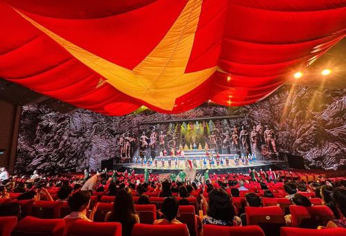 Đông đảo khán giả xem chương trình nghệ thuật thực cảnh “Đất nước thiên hùng ca”.