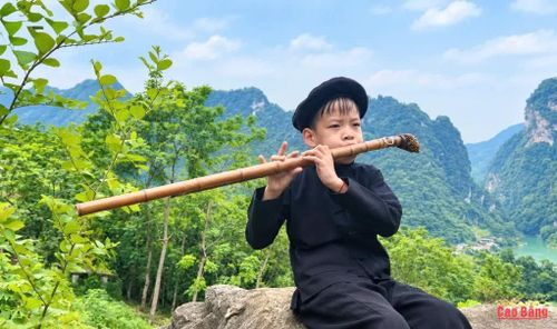 Nông Bảo An say mê với những âm thanh từ cây sáo Mông.