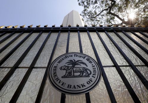 Biểu tượng Ngân hàng Dự trữ Ấn Độ (RBI) trên cổng trụ sở tại Mumbai. Ảnh: Reuters Connect