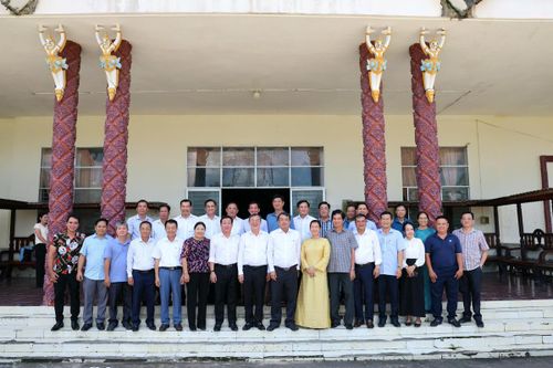 Lãnh đạo TP Cần Thơ thăm, chúc mừng Lễ Sen Đôn-ta tại Đoàn Nghệ thuật Khmer TP. Cần Thơ