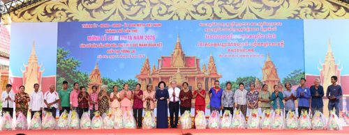 Đại diện lãnh đạo TP Cần Thơ trao quà cho hộ Khmer có hoàn cảnh khó khăn. Ảnh TP