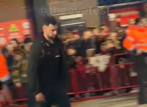 Fernandes giận dữ khi rời sân Old Trafford.