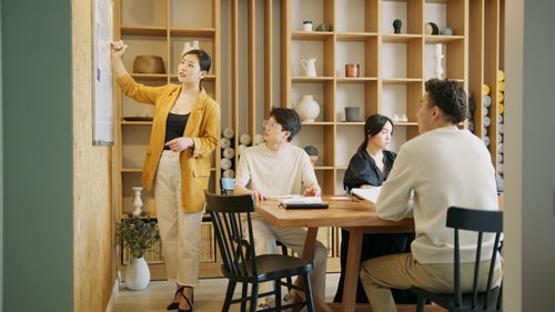 Nhân sự ngày nay không chỉ cần làm tốt mà còn phải biết chọn đúng việc để tạo ra giá trị và khiến đóng góp của mình được nhìn thấy. Ảnh: Artem Podrez/Pexels.