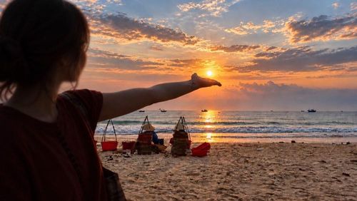 Không gian biển cũng thu hút du khách đến sớm ngắm bình minh, chụp ảnh và quan sát hoạt động của phiên chợ cá