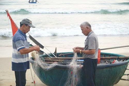Gỡ lưới, thu hoạch những con ghẹ, cá còn mắc lại trong lưới sau chuyến biển