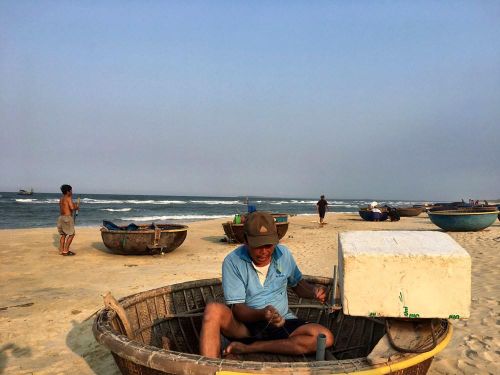 Sửa soạn ngư cụ cho ngày đi biển mới
