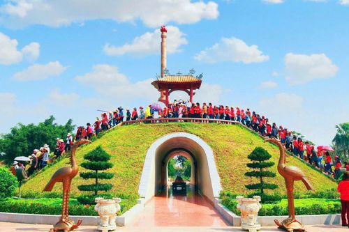 Người dân đến tri ân các Anh hùng liệt sĩ tại đài tưởng niệm Thành cổ Quảng Trị. Ảnh: VĂN THẮNG