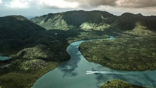Dòng sông uốn lượn giữa rừng ngập mặn và các khối đá vôi trong Công viên địa chất toàn cầu Langkawi, Malaysia. Hành trình bằng thuyền mở ra hệ động thực vật phong phú của khu vực. (Nguồn: The St. Regis Langkawi)