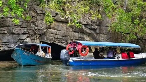 Một chiếc thuyền rời Gua Kelawar, hay Hang Dơi, trong Công viên Địa chất Karst Kilim, nơi những đàn dơi trú ngụ trên trần đá vôi.(Nguồn: Nikkei Asia)