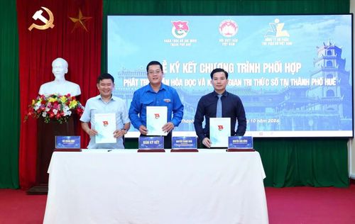 Ký kết chương trình phối hợp phát triển văn hóa đọc, không gian tri thức số giữa Thành Đoàn Huế, Hội Xuất bản Việt Nam và Công ty Cổ phần Thư viện số Việt Nam.