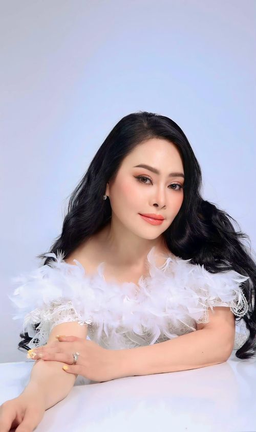 Ca sĩ Đông Đào tên đầy đủ là Nguyễn Thụy Đông Đào, sinh năm 1971 tại An Giang, là giọng ca nổi tiếng của dòng nhạc dân ca, trữ tình và bolero. Chị bước lên sân khấu lần đầu vào năm 6 tuổi, run đến suýt khóc nhưng vẫn hoàn thành phần trình diễn trước hàng nghìn khán giả ở quê. Sau đó, Đông Đào nhanh chóng trở thành gương mặt quen thuộc của các chương trình văn nghệ tại địa phương. Năm lớp 10, chị đại diện cho trường đi hát hầu hết chương trình.