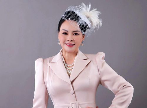 Như VietNamNet đưa tin, ngân hàng thông báo đấu giá quyền sử dụng đất và hệ thống máy móc, thiết bị của Nhà máy nước Cần Giờ do Công ty Cổ phần Đặng Đoàn Nguyễn làm chủ đầu tư; ca sĩ Đông Đào là Chủ tịch HĐQT kiêm Tổng Giám đốc công ty với giá khởi điểm 52,188 tỷ đồng. Nhà máy được xây dựng năm 2007 với đầu tư hơn 100 tỷ đồng, hoạt động được 3 năm thì ngưng đến nay.