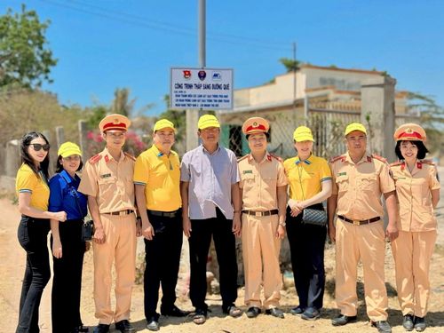 Chi đoàn Cục CSGT phía Nam trao công trình thắp sáng đường quê ở xã Liên Hương, tỉnh Lâm Đồng (trước là xã Phú Lạc, huyện Tuy Phong, tỉnh Bình Thuận)