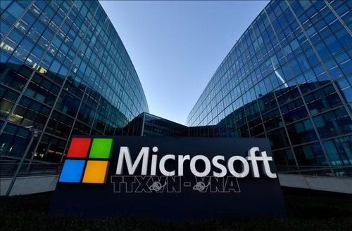 Trong ảnh: Biểu tượng Microsoft tại chi nhánh ở Issy-Les-Moulineaux, Pháp. Ảnh: AFP/ TTXVN