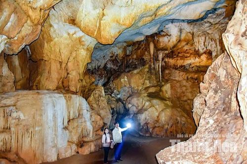 Du khách khám phá vẻ đẹp động Bo Cúng.