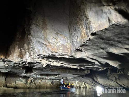 Chèo thuyền khám phá động Kim Sơn.