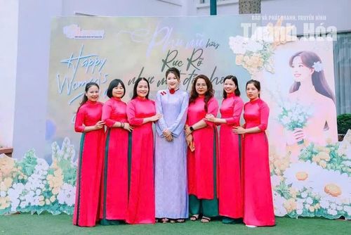 Giám đốc Công ty Cổ phần Dạ Lan Nguyễn Thị Hồng Liên, Chủ tịch Hiệp hội Doanh nhân nữ tỉnh Thanh Hóa (giữa ảnh).