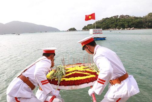 Nghi thức tưởng niệm các Anh hùng liệt sĩ tại bến Tàu Không số Vũng Rô. Ảnh: Tư liệu
