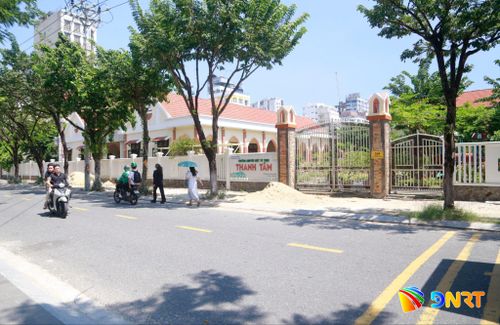 Vỉa hè Đường Lê Quang Đạo đoạn trước Trường Chuyên biệt Thanh Tâm và Cao đẳng Đà Nẵng có nhiều đống cát chất cao khiến người dân, khách du lịch phải đi dưới lòng đường (ảnh chụp ngày 6/10). Ảnh: P.L